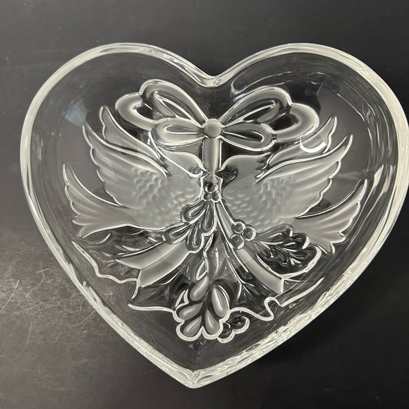 GORHAM CRYSTAL, Holiday Traditions Collection, Heart Dish Cardinal Holiday - Picture 1 of 16
